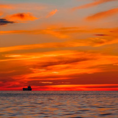 Denize romantik günbatımı