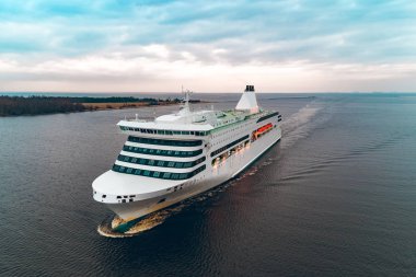 Beyaz cruise liner havadan görünümü
