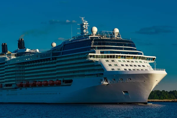 Novo navio de cruzeiro gigante — Fotografia de Stock