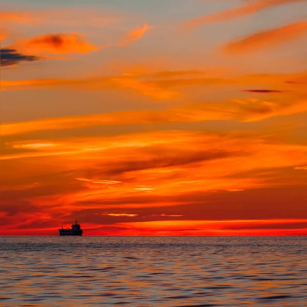 Romantic sunset over the sea — Stock Photo, Image