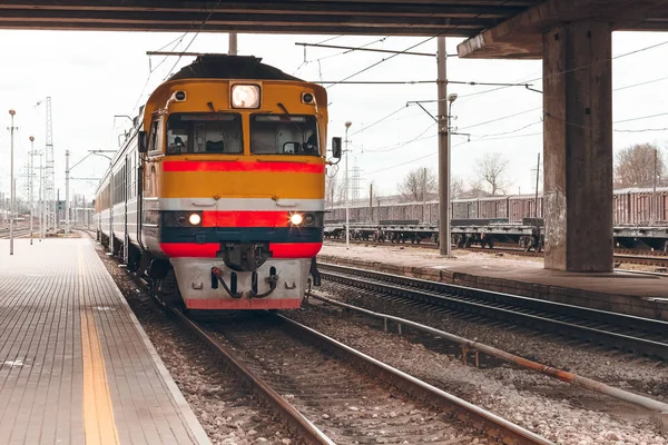 黄色のディーゼル列車 — ストック写真