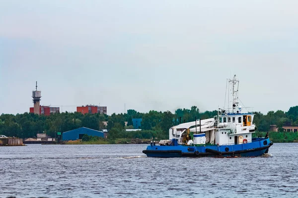 Blue tug ship underway — Stock Photo, Image