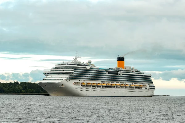 Großes königliches Kreuzfahrtschiff — Stockfoto