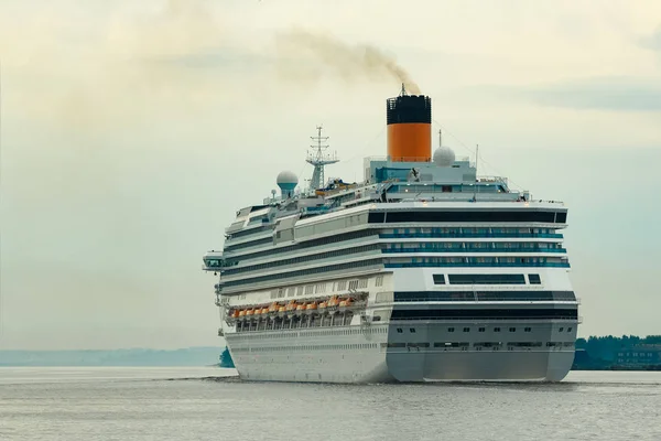 Duże royal cruise liner — Zdjęcie stockowe