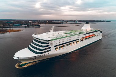 Beyaz cruise liner havadan görünümü