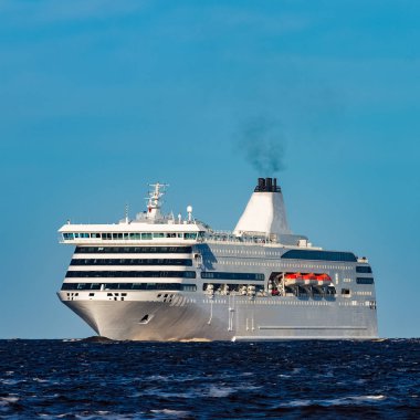 Yolcu gemisi devam beyaz