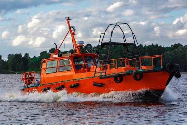 Orange pilot boat in action — Stock Photo, Image