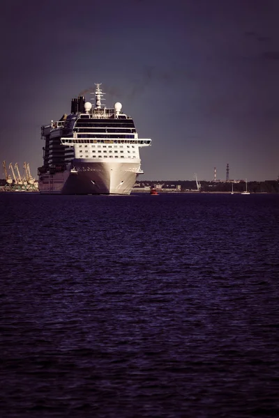 Branco navio de cruzeiro gigante — Fotografia de Stock