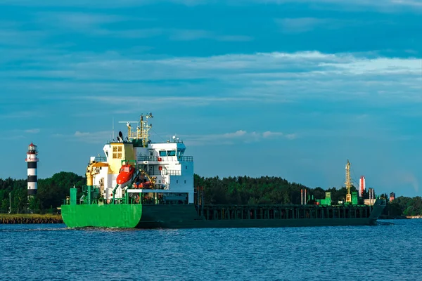 Grünes Frachtschiff — Stockfoto
