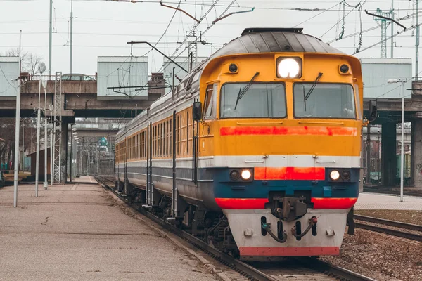 Gula diesel tåg — Stockfoto