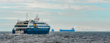 Mavi küçük yolcu gemisi