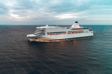 Beyaz cruise liner havadan görünümü