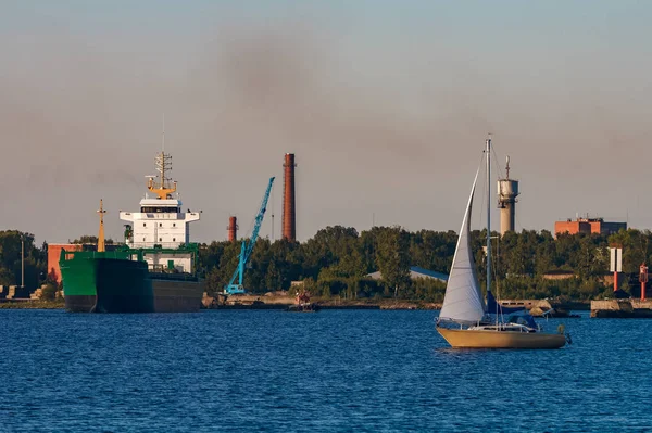 Yeşil kargo gemisiyle bağlantı noktası — Stok fotoğraf