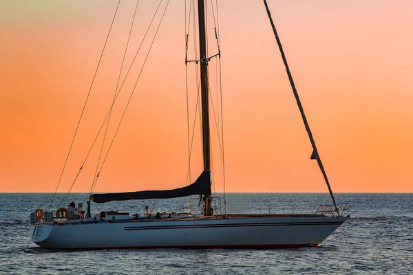 Grote zeilboot bij zonsondergang — Stockfoto