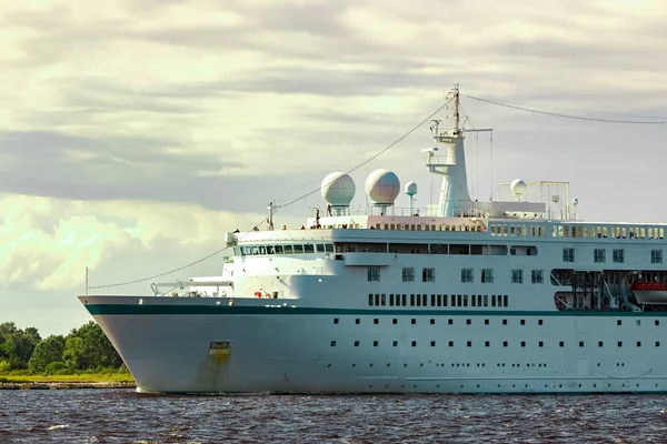 Weißes Kreuzfahrtschiff in der Stadt — Stockfoto