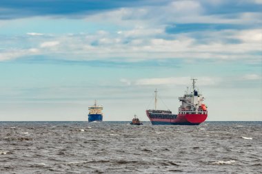 Kırmızı kargo gemisi