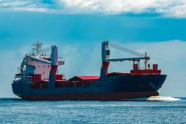 Blaues Frachtschiff unterwegs — Stockfoto