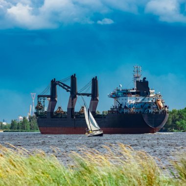 Alma mal. Riga bağlantı noktasına hareket büyük mavi kargo gemisi