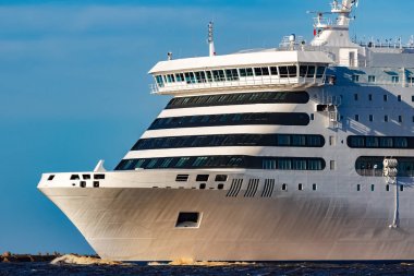 Beyaz bulutsuz bir günde yelken gemisi cruise