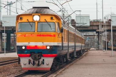 Terminal hareket eski sarı yolcu dizel treni