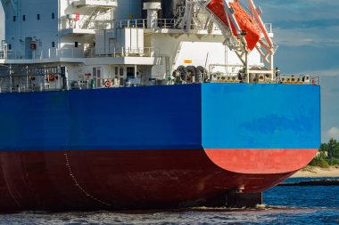 Alma mal. Riga bağlantı noktasına hareket büyük mavi kargo gemisi