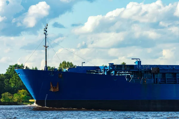 Warenimport Großes Blaues Frachtschiff Bewegt Sich Riga Port — Stockfoto