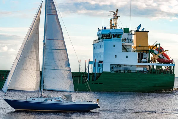 Blauwe Zeilboot Reizen Tegen Het Vrachtschip Riga — Stockfoto