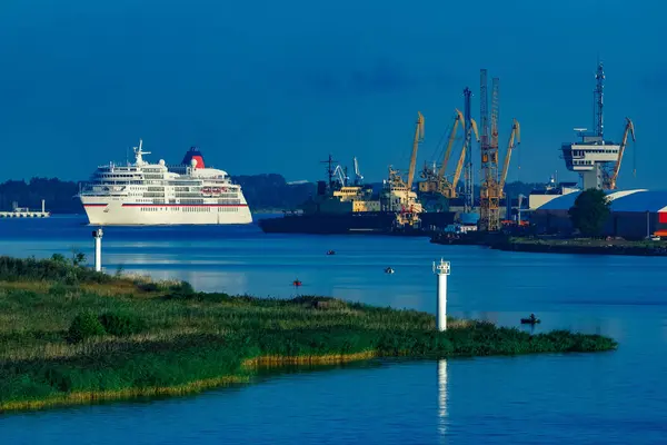 Weißes Kreuzfahrtschiff in der Stadt — Stockfoto