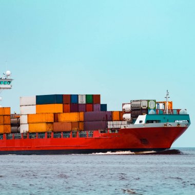 Kırmızı konteyner gemi devam