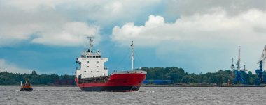 Kırmızı kargo gemisi