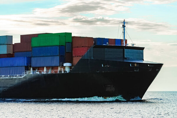 Чёрный контейнерный корабль в пути
