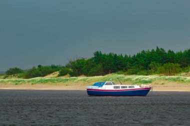 Küçük mavi yolcu gemisi