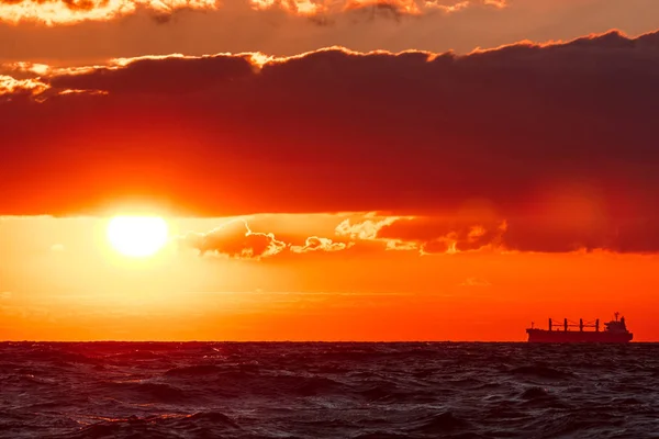 Pôr do sol romântico sobre o mar — Fotografia de Stock