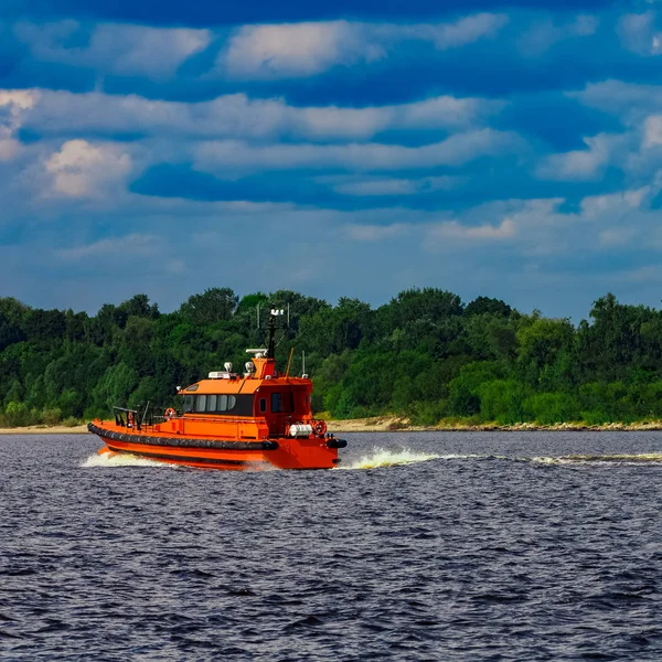 Orange pilot boat in action — Stock Photo, Image