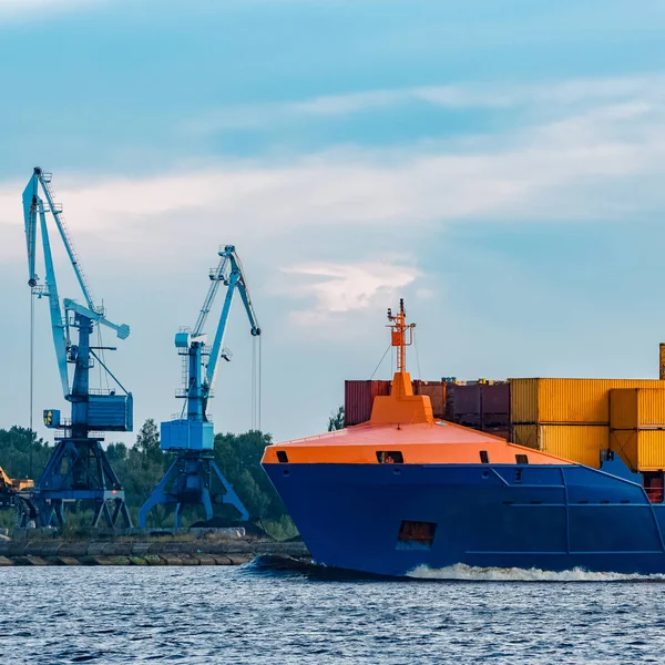 Navio contentor azul em curso — Fotografia de Stock