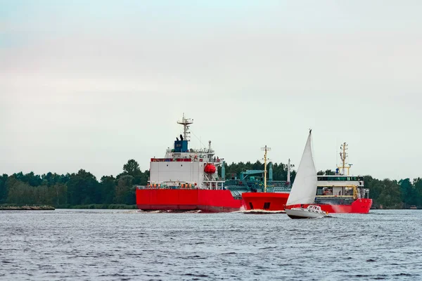 Buque de carga rojo en Riga — Foto de Stock