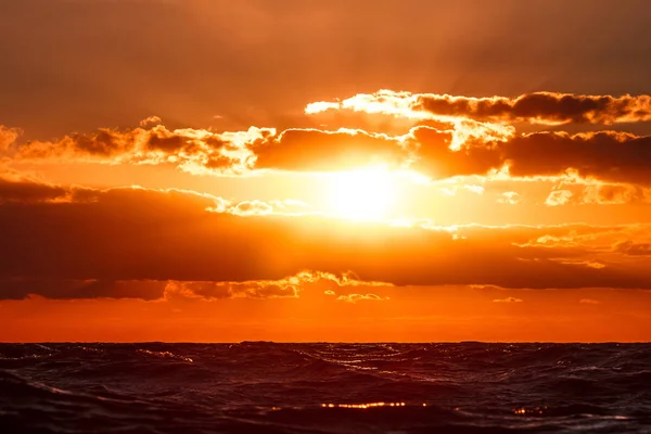 Romantischer Sonnenuntergang über dem Meer — Stockfoto