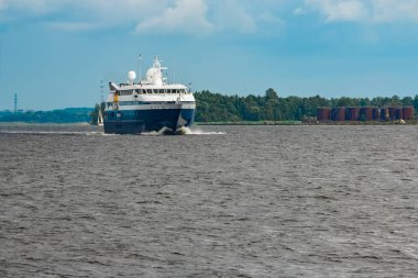 Mavi küçük yolcu gemisi