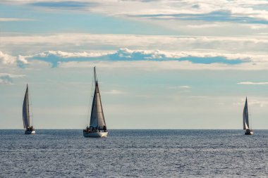 Yelkenli ile denizden sınırdaştır seyahat