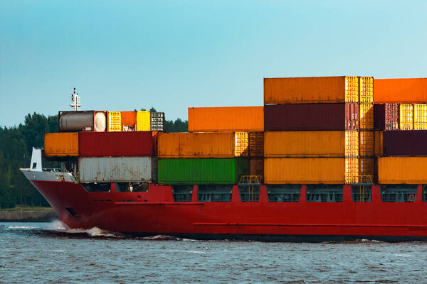 Красный контейнерный корабль в пути
