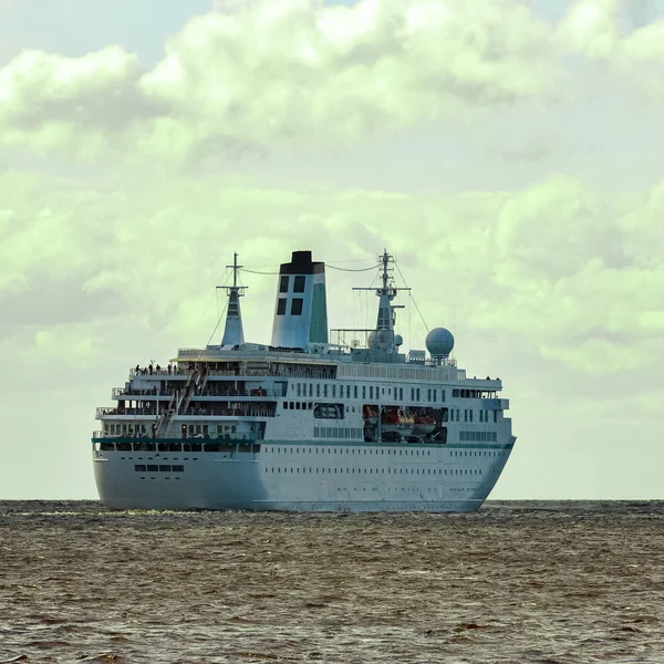 Beyaz cruise liner City