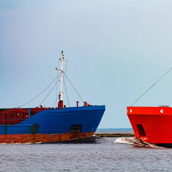 Orange lastfartyg — Stockfoto