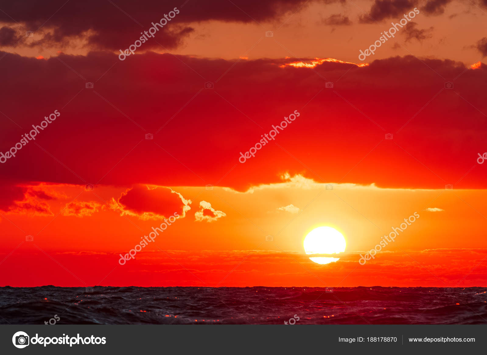 Coucher De Soleil Romantique Sur La Mer Photographie
