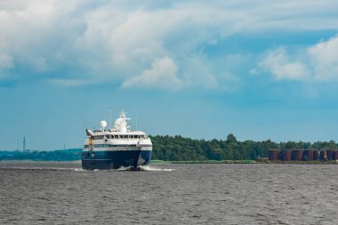 Mavi küçük yolcu gemisi