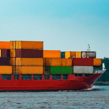 Kırmızı konteyner gemi devam