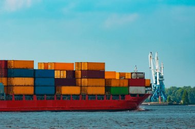 Kırmızı konteyner gemi devam