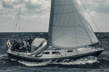 Fırtına, mavi yelkenli