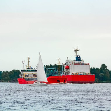 Riga'da kırmızı kargo gemisi