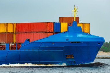 Yeni mavi konteyner gemisi