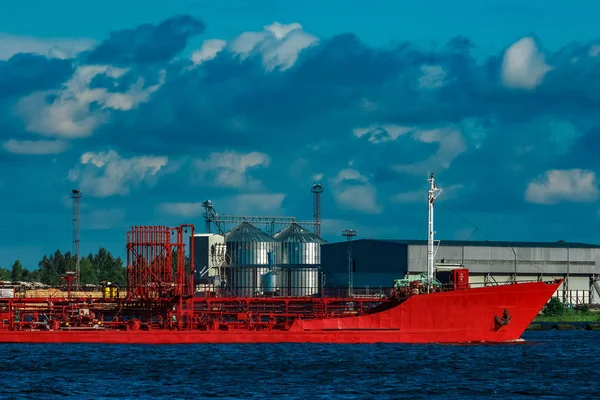 Kırmızı tanker gemisi